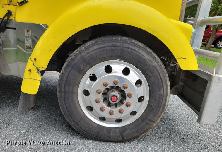 image for item DX7104 1999 Kenworth  W900L semi truck