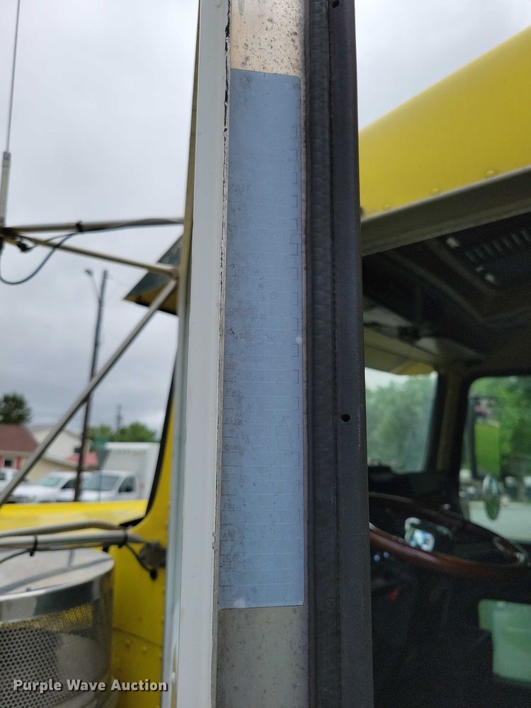 image for item DX7104 1999 Kenworth  W900L semi truck