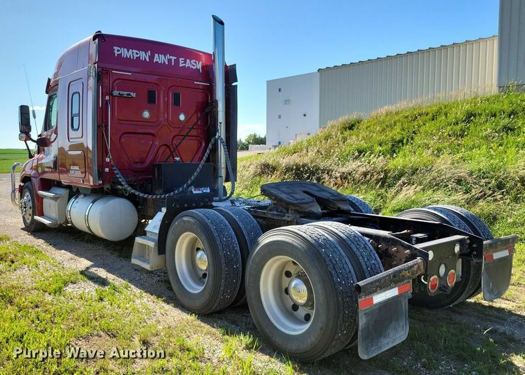 image for item DX7117 2016 Freightliner Cascadia semi truck