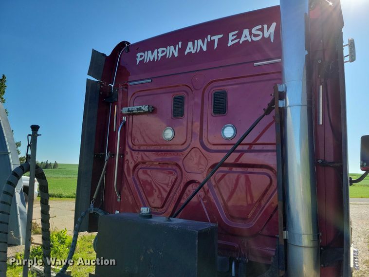 image for item DX7117 2016 Freightliner Cascadia semi truck