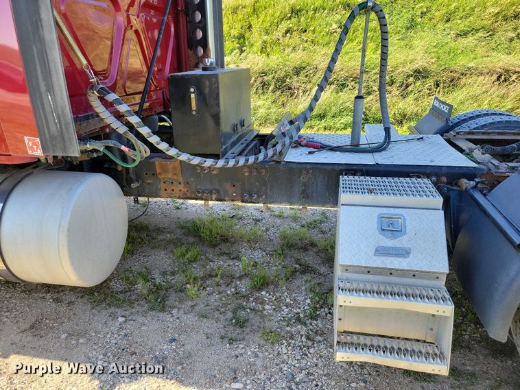 image for item DX7117 2016 Freightliner Cascadia semi truck