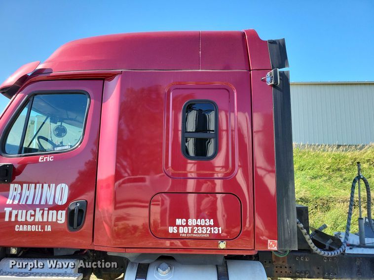 image for item DX7117 2016 Freightliner Cascadia semi truck