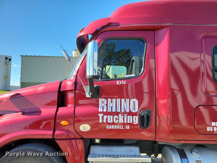 image for item DX7117 2016 Freightliner Cascadia semi truck