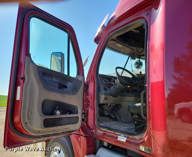 image for item DX7117 2016 Freightliner Cascadia semi truck