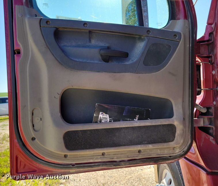 image for item DX7117 2016 Freightliner Cascadia semi truck