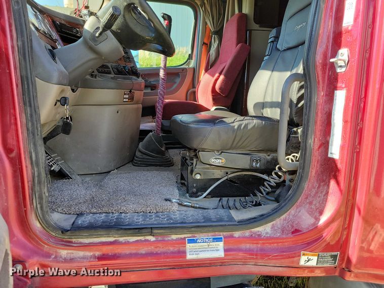 image for item DX7117 2016 Freightliner Cascadia semi truck