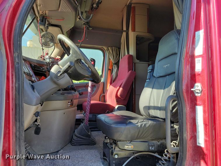 image for item DX7117 2016 Freightliner Cascadia semi truck