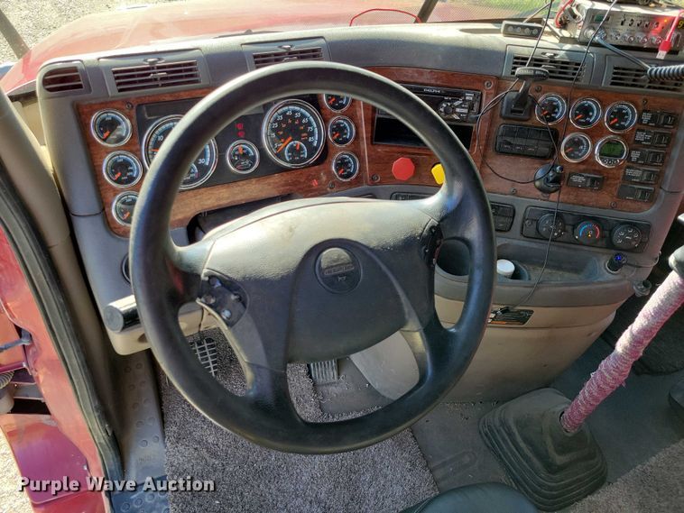 image for item DX7117 2016 Freightliner Cascadia semi truck