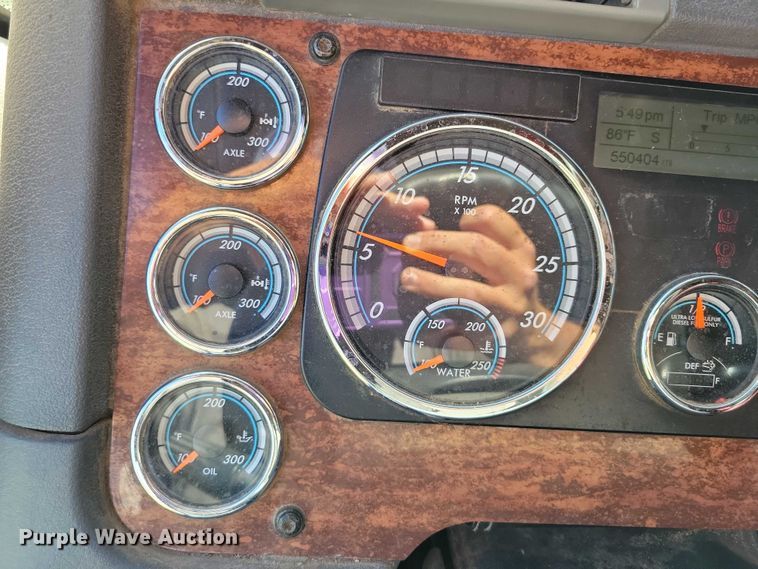 image for item DX7117 2016 Freightliner Cascadia semi truck