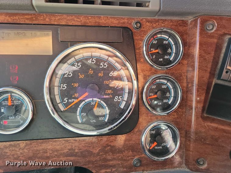 image for item DX7117 2016 Freightliner Cascadia semi truck