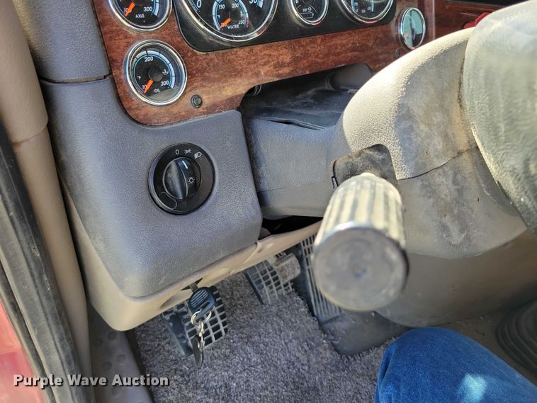 image for item DX7117 2016 Freightliner Cascadia semi truck