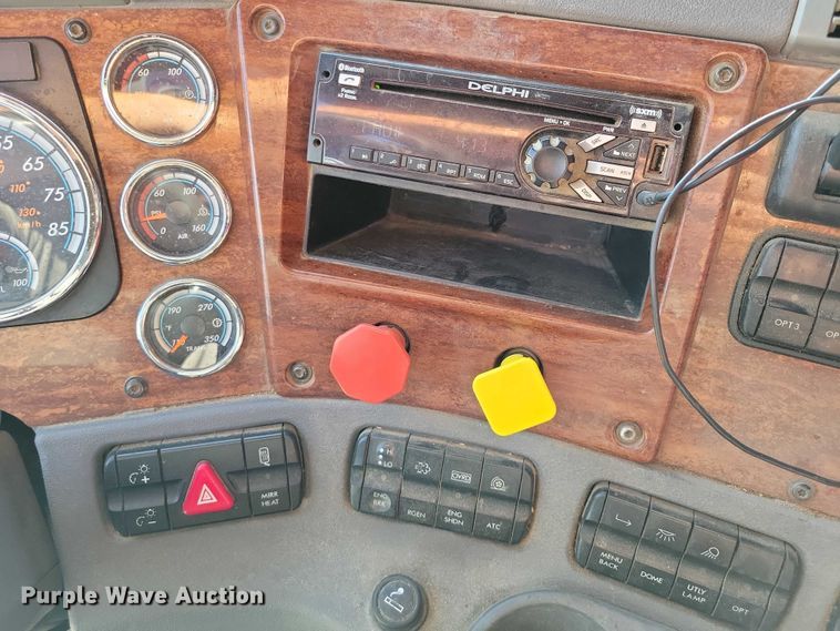 image for item DX7117 2016 Freightliner Cascadia semi truck