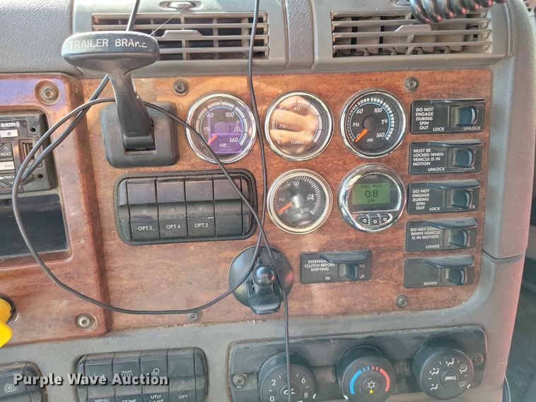 image for item DX7117 2016 Freightliner Cascadia semi truck