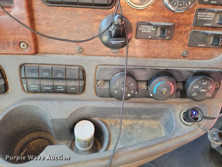 image for item DX7117 2016 Freightliner Cascadia semi truck