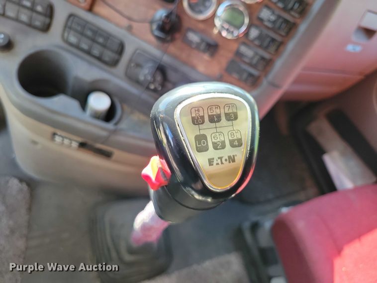 image for item DX7117 2016 Freightliner Cascadia semi truck