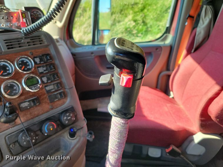 image for item DX7117 2016 Freightliner Cascadia semi truck