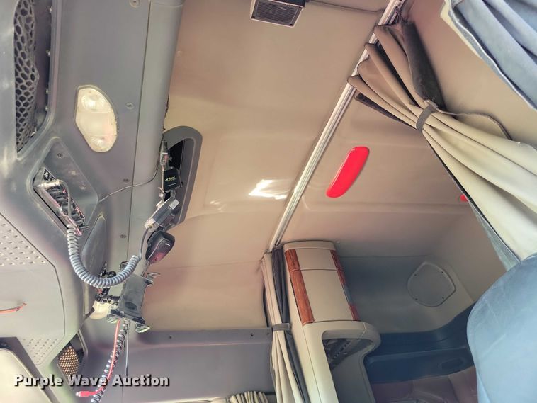 image for item DX7117 2016 Freightliner Cascadia semi truck