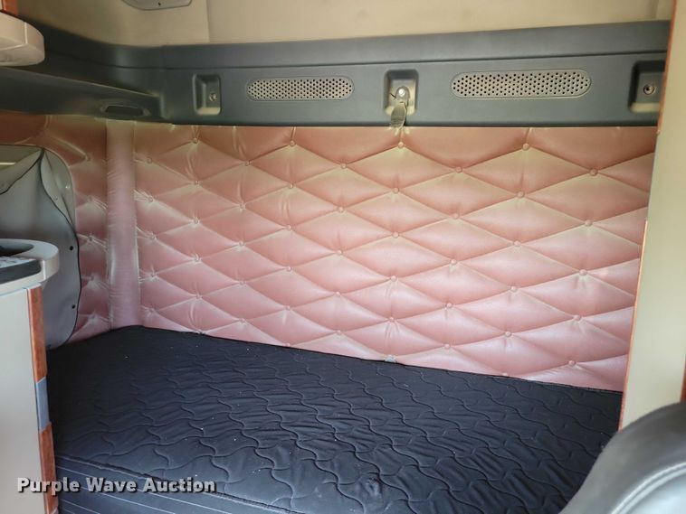 image for item DX7117 2016 Freightliner Cascadia semi truck