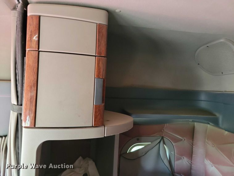 image for item DX7117 2016 Freightliner Cascadia semi truck