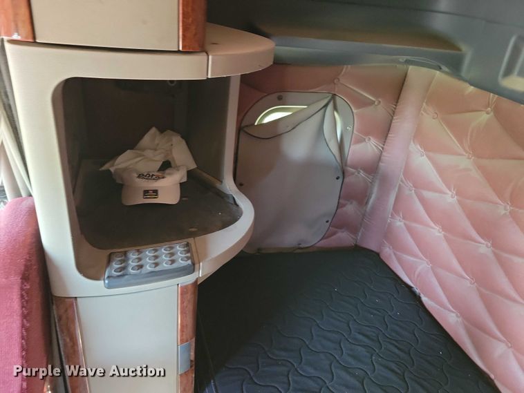 image for item DX7117 2016 Freightliner Cascadia semi truck