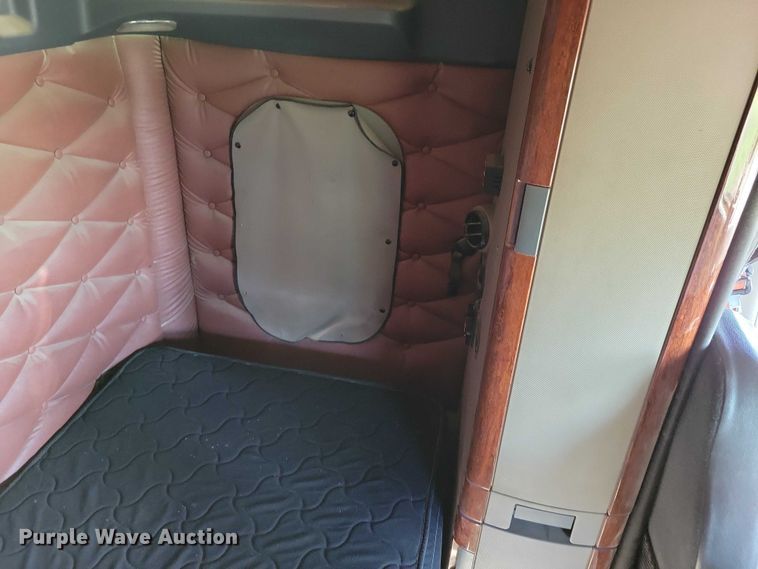 image for item DX7117 2016 Freightliner Cascadia semi truck