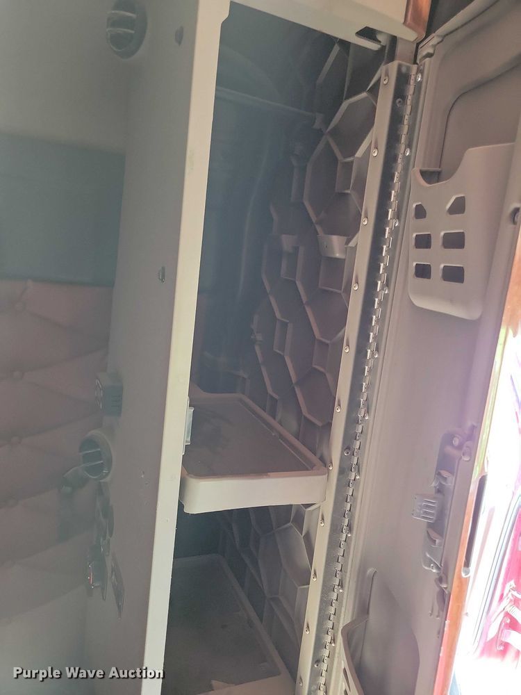 image for item DX7117 2016 Freightliner Cascadia semi truck