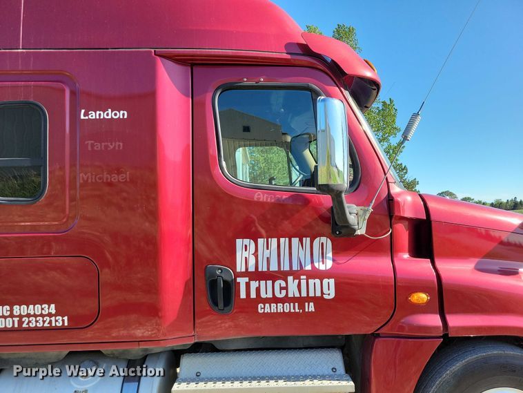 image for item DX7117 2016 Freightliner Cascadia semi truck