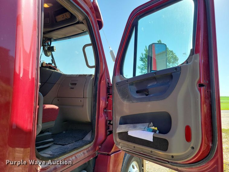 image for item DX7117 2016 Freightliner Cascadia semi truck