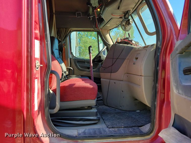 image for item DX7117 2016 Freightliner Cascadia semi truck