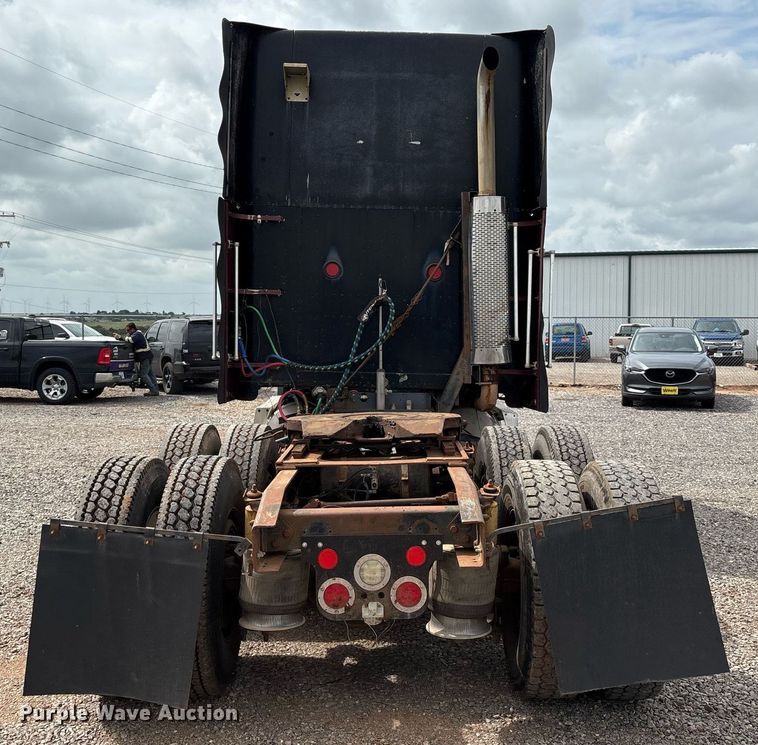 image for item DX7992 1994 Freightliner FLD semi truck