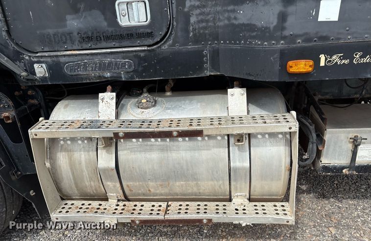 image for item DX7992 1994 Freightliner FLD semi truck