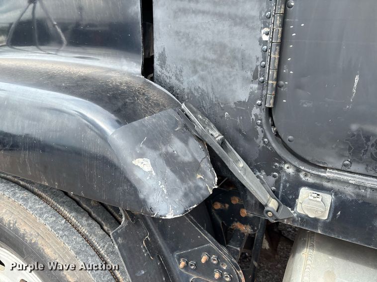 image for item DX7992 1994 Freightliner FLD semi truck