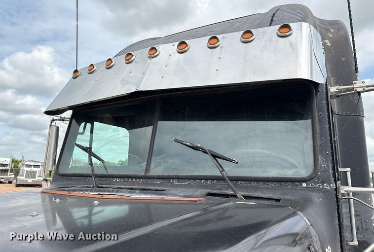 image for item DX7992 1994 Freightliner FLD semi truck