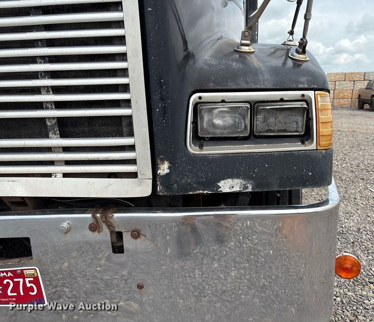 image for item DX7992 1994 Freightliner FLD semi truck