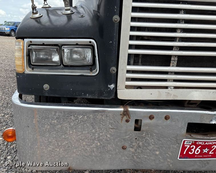 image for item DX7992 1994 Freightliner FLD semi truck