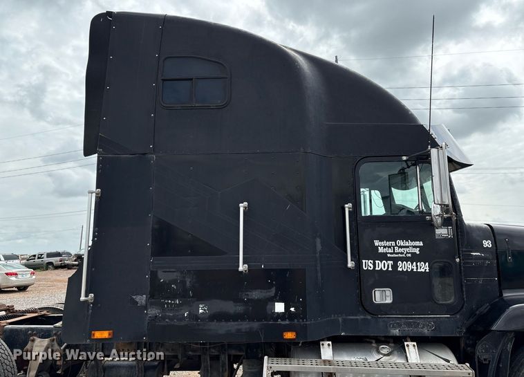 image for item DX7992 1994 Freightliner FLD semi truck