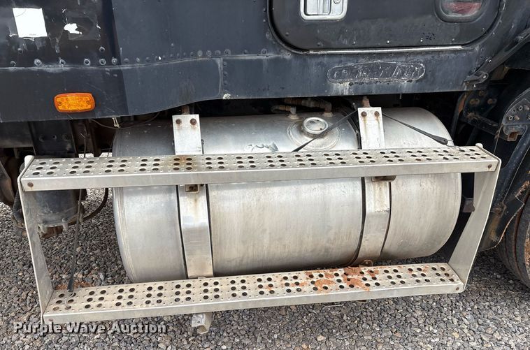 image for item DX7992 1994 Freightliner FLD semi truck