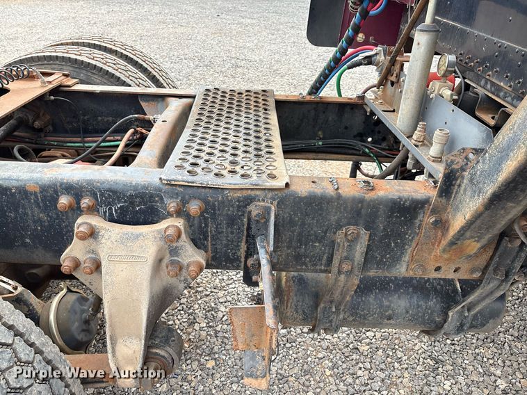 image for item DX7992 1994 Freightliner FLD semi truck