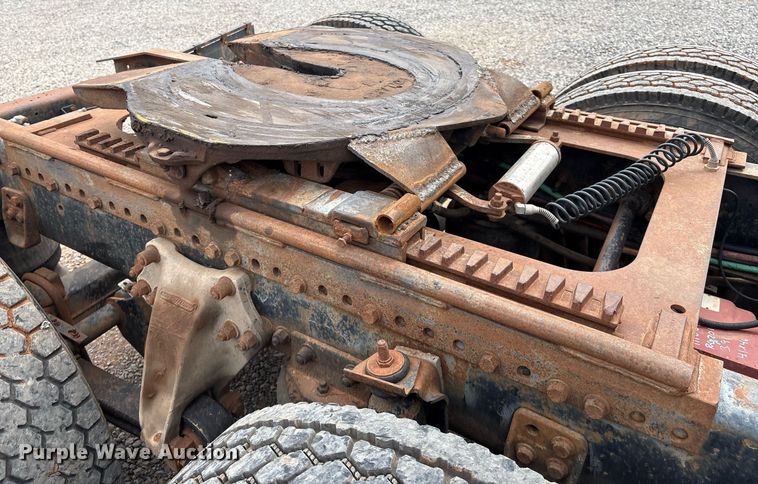 image for item DX7992 1994 Freightliner FLD semi truck