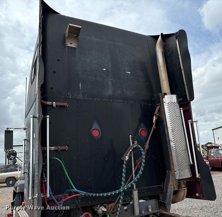 image for item DX7992 1994 Freightliner FLD semi truck