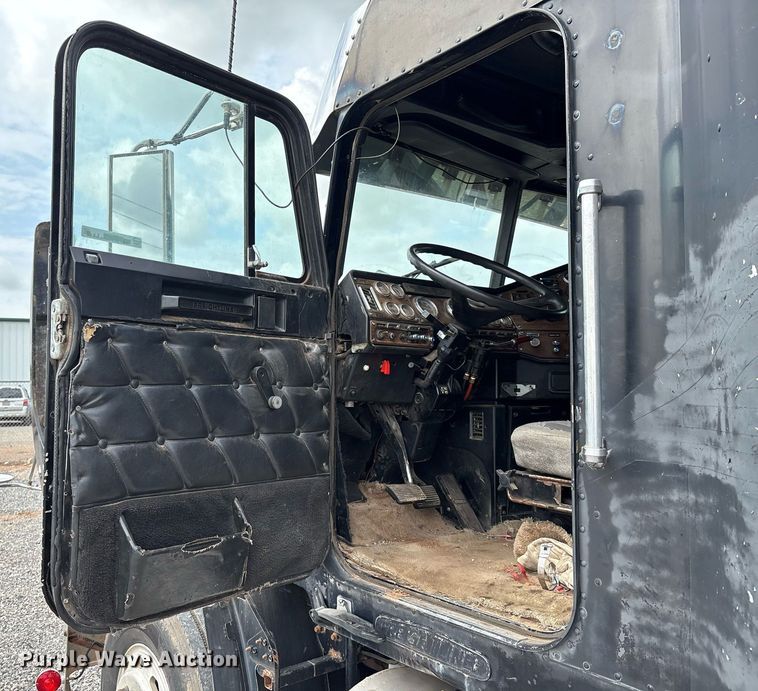 image for item DX7992 1994 Freightliner FLD semi truck