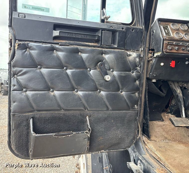 image for item DX7992 1994 Freightliner FLD semi truck