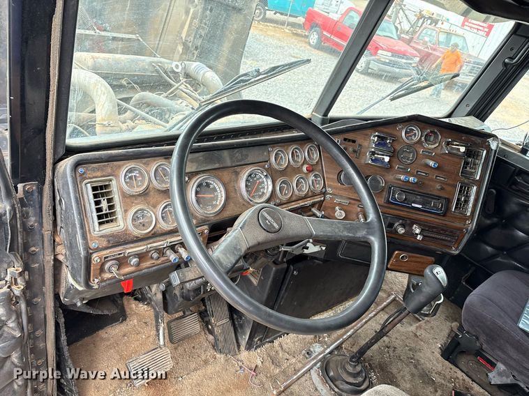 image for item DX7992 1994 Freightliner FLD semi truck