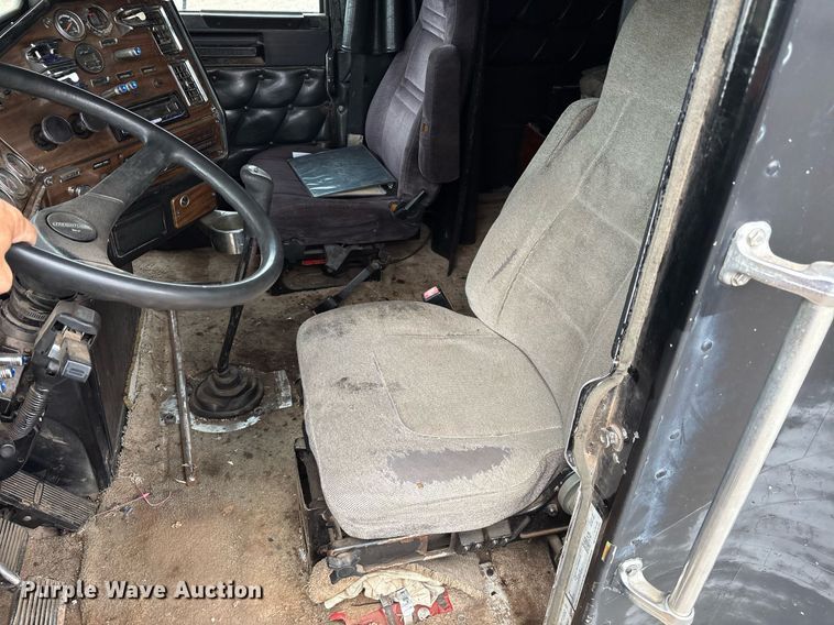 image for item DX7992 1994 Freightliner FLD semi truck