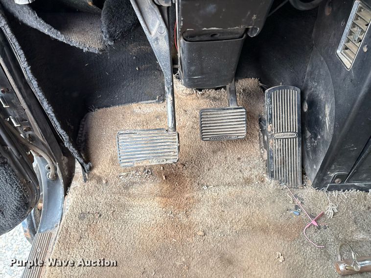 image for item DX7992 1994 Freightliner FLD semi truck