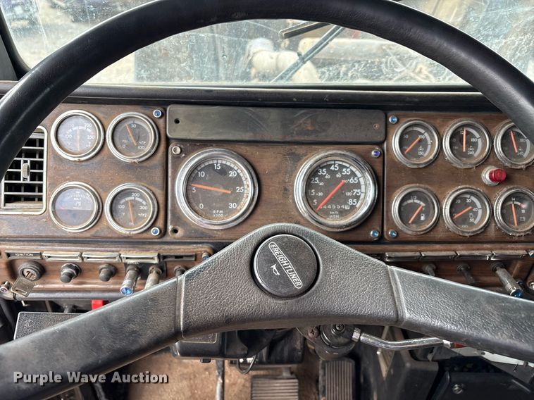 image for item DX7992 1994 Freightliner FLD semi truck