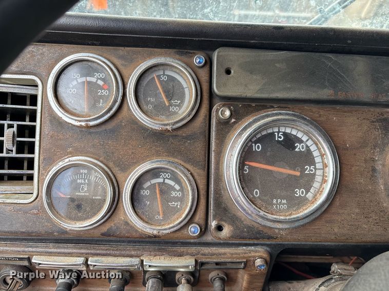 image for item DX7992 1994 Freightliner FLD semi truck