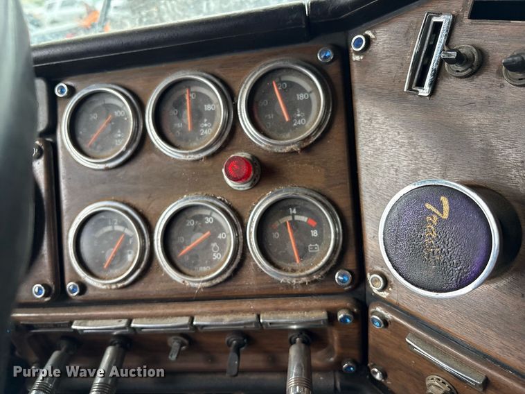 image for item DX7992 1994 Freightliner FLD semi truck