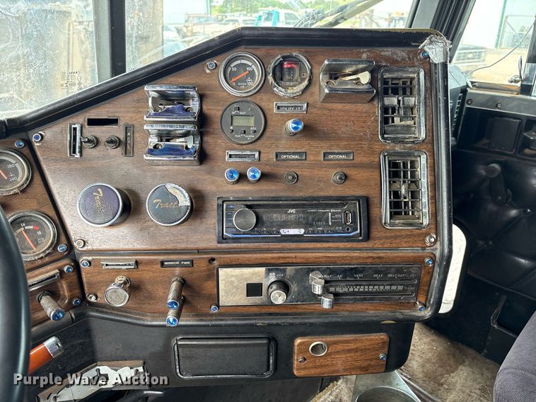 image for item DX7992 1994 Freightliner FLD semi truck