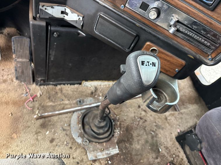 image for item DX7992 1994 Freightliner FLD semi truck